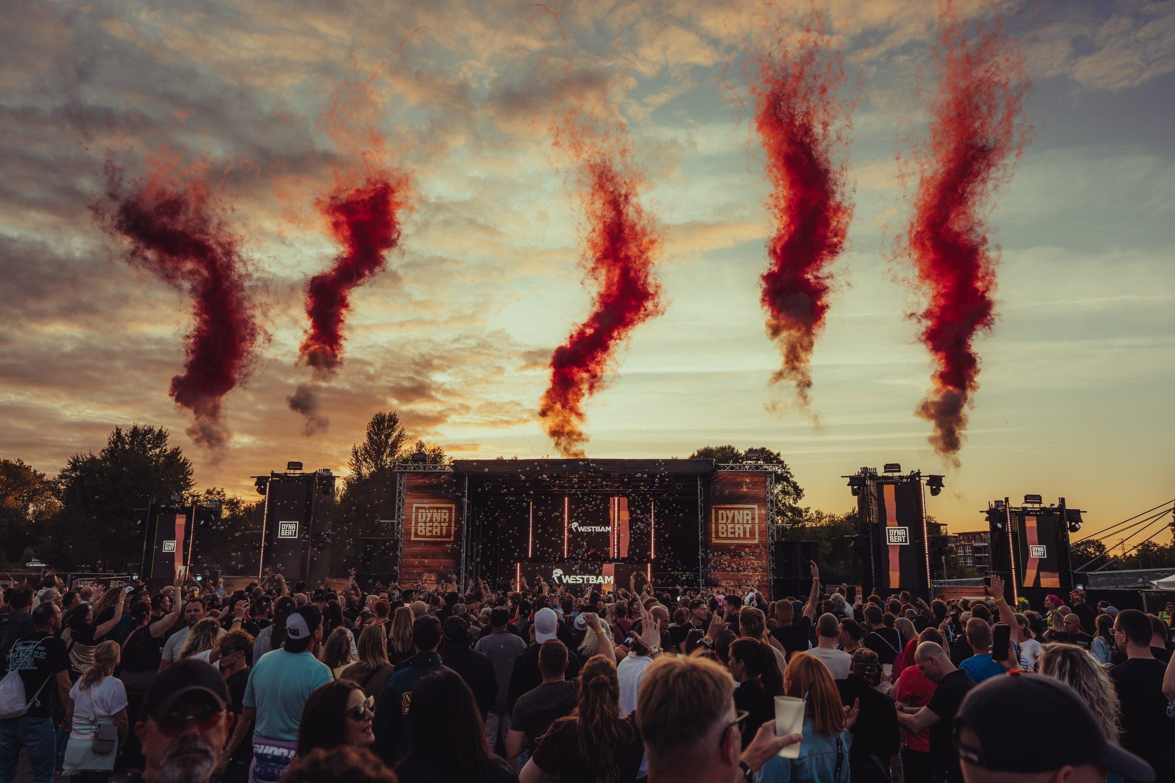 DYNABEAT Festival 2026 mit Crowd und Pyrotechnik im Sonnenuntergang